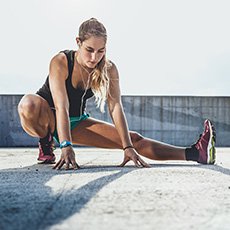 Sportlerin dehnt sich